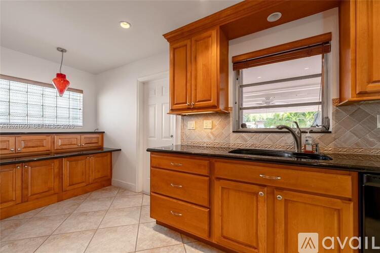 947 Lincoln St 4 Beds Single Family Home for Rent - Photo gallery 2