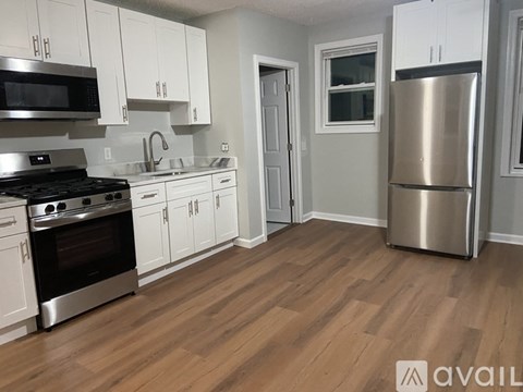 82 Montaup St 2 Beds Apartment for Rent