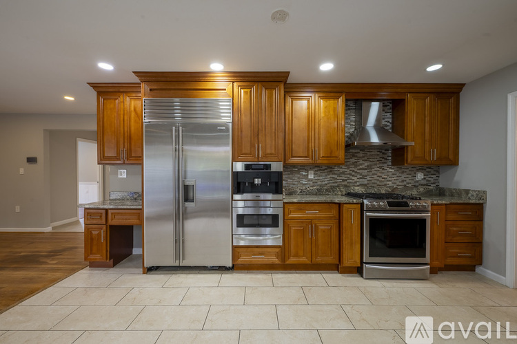 8808 Liberty Lane 7 Beds Single Family Home for Rent - Photo gallery 3