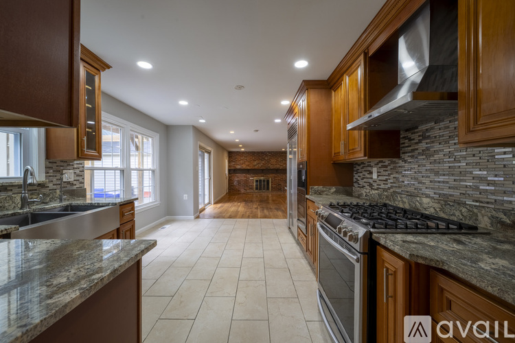8808 Liberty Lane 7 Beds Single Family Home for Rent - Photo gallery 5