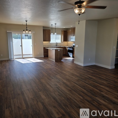 918 Southwest Blackberry Lane 3 Beds Single Family Home for Rent - Photo gallery 2