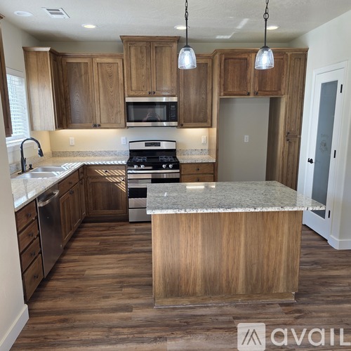 918 Southwest Blackberry Lane 3 Beds Single Family Home for Rent - Photo gallery 3