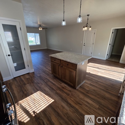 918 Southwest Blackberry Lane 3 Beds Single Family Home for Rent - Photo gallery 4