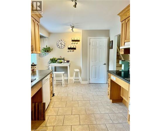 130 BRANTWOOD PARK Road Unit# upper 3 Beds House for Rent - Photo gallery 3