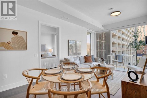 A dining room with a round table and chairs.