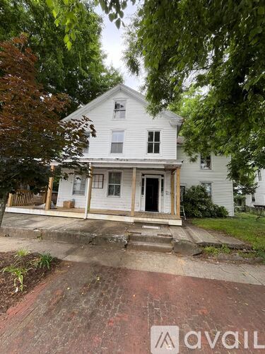 605 Main St 4 Beds Single Family Home for Rent - Photo gallery 3