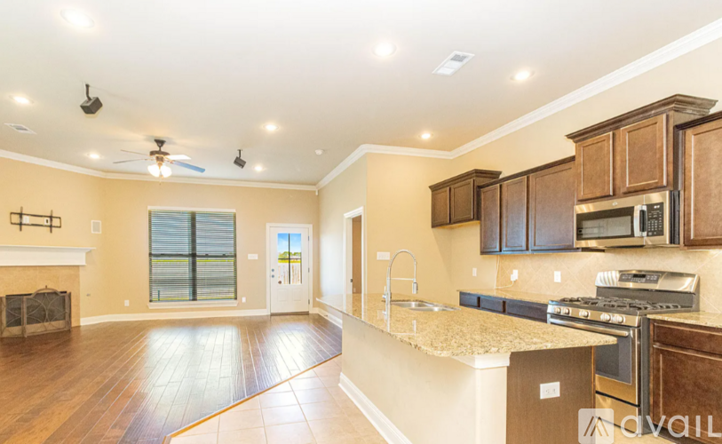 231 Forest Grove Drive 3 Beds Single Family Home for Rent - Photo gallery 2