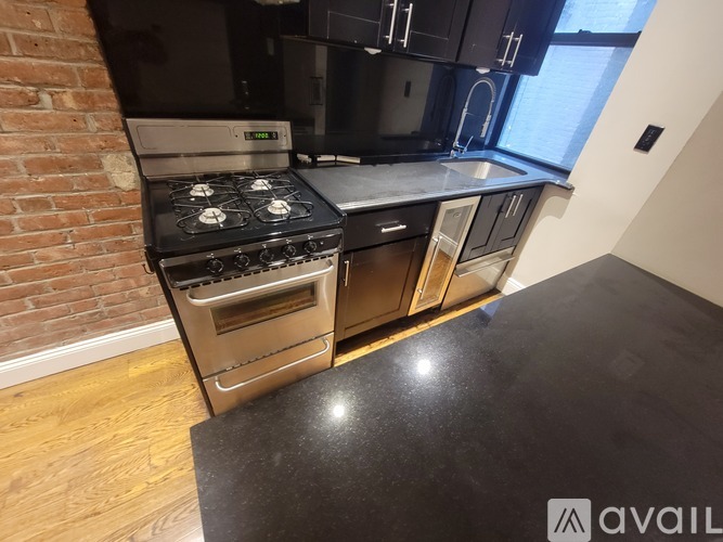 436 West 52nd St 3 Beds Apartment for Rent - Photo gallery 4