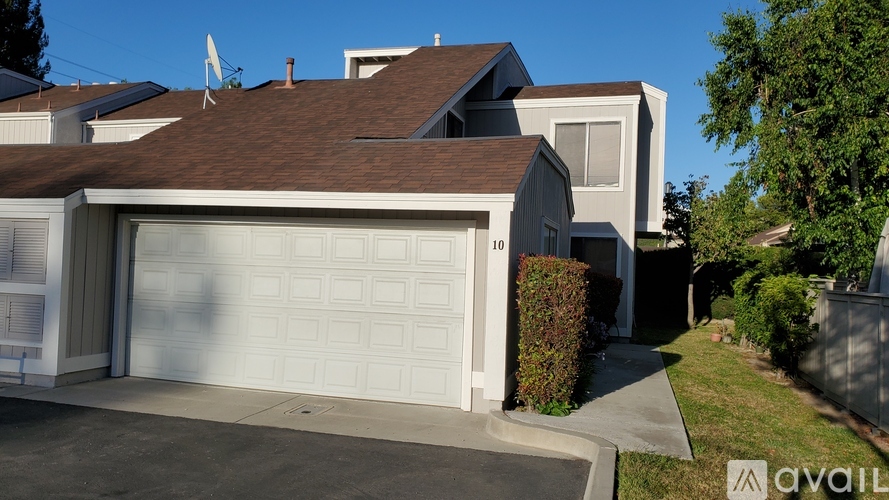 10 Autumn Hill Lane 3 Beds Townhouse for Rent - Photo gallery 2