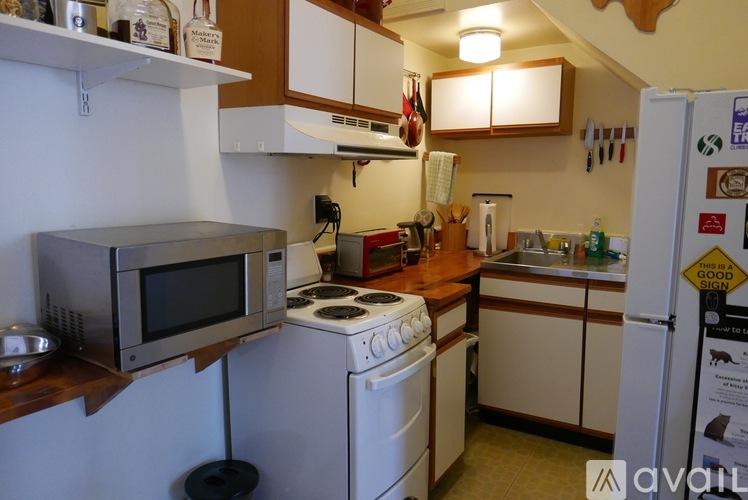 208 E 3rd St 1 Apartment for Rent - Photo gallery 5