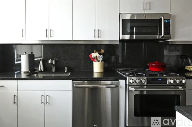 506 E 76th St 3 Beds Apartment for Rent - Photo gallery 2