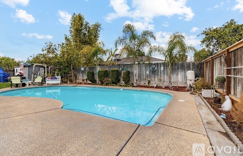 2638 W Rialto Ave 5 Beds Single Family Home for Rent - Photo gallery 3