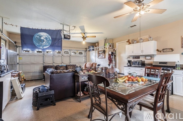 2638 W Rialto Ave 5 Beds Single Family Home for Rent - Photo gallery 4