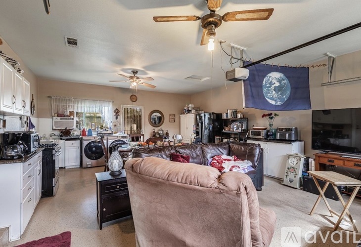 2638 W Rialto Ave 5 Beds Single Family Home for Rent - Photo gallery 5