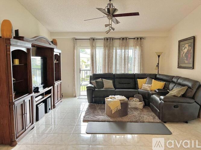 300 Crestwood Ct N 2 Beds Condo for Rent - Photo gallery 3