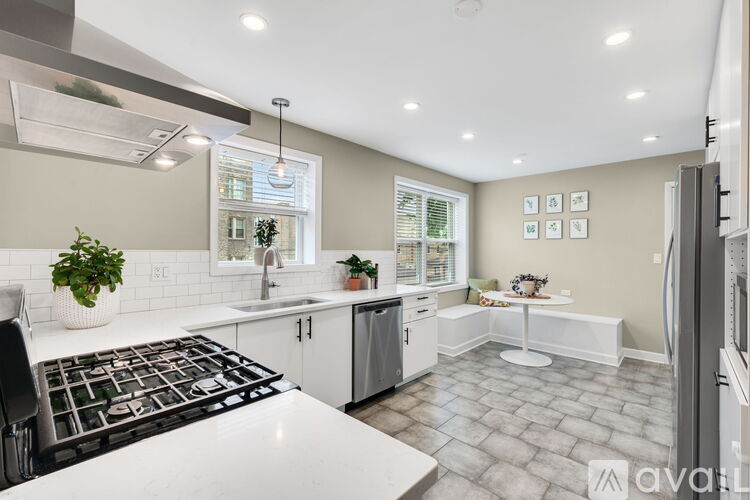 5754 N Christiana Ave 3 Beds Apartment for Rent - Photo gallery 3