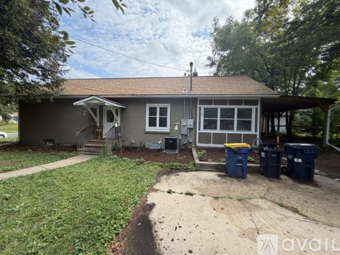 915 1st St W 3 Beds Apartment for Rent - Photo gallery 1