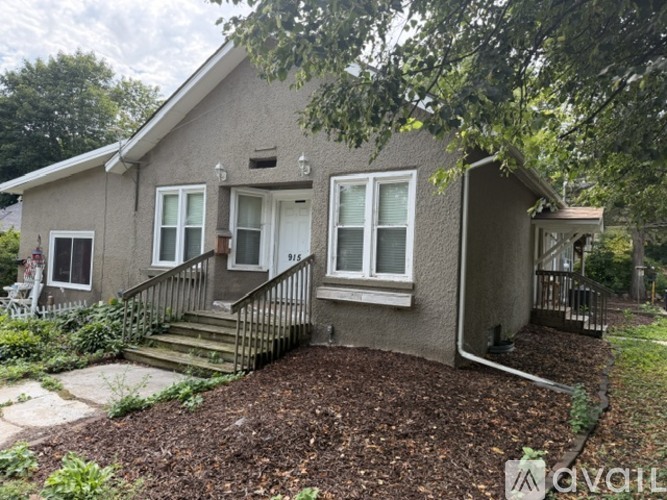 915 1st St W 3 Beds Apartment for Rent - Photo gallery 3