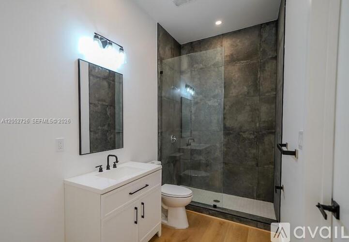 112 NW 24th Ct 4 Beds Single Family Home for Rent - Photo gallery 2