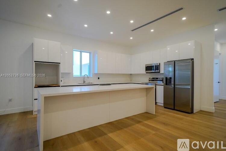 112 NW 24th Ct 4 Beds Single Family Home for Rent - Photo gallery 4