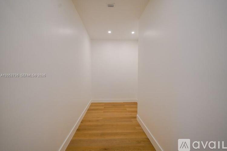 112 NW 24th Ct 4 Beds Single Family Home for Rent - Photo gallery 5