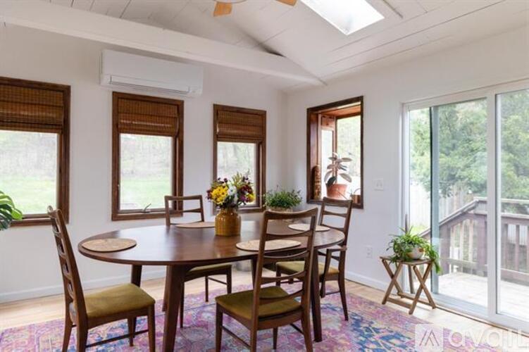 2537 Malletts Bay Avenue 4 Beds Apartment for Rent - Photo gallery 1