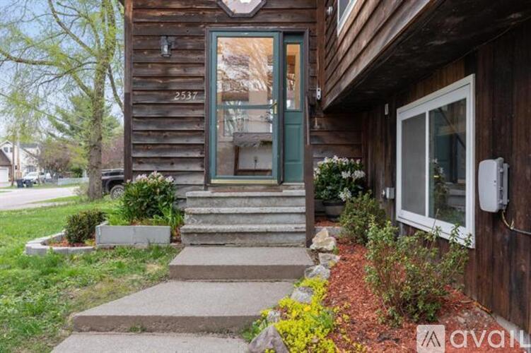 2537 Malletts Bay Avenue 4 Beds Apartment for Rent - Photo gallery 4