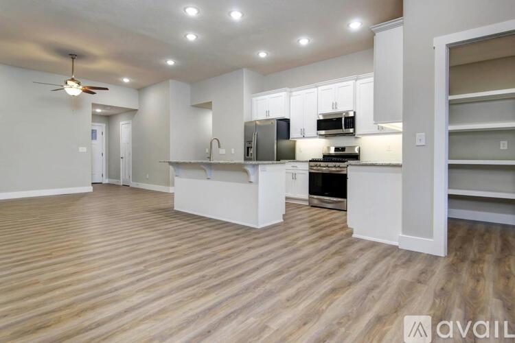 2465 Athens St 4 Beds Single Family Home for Rent - Photo gallery 4