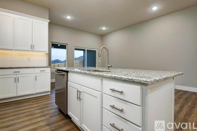 2465 Athens St 4 Beds Single Family Home for Rent - Photo gallery 5