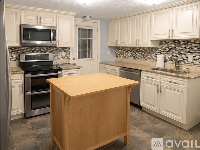 370 Pleasant Street 3 Beds Apartment for Rent - Photo gallery 1