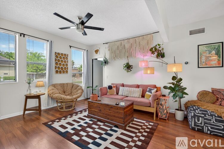 2545 Oak Street 2 Beds Condo for Rent - Photo gallery 2