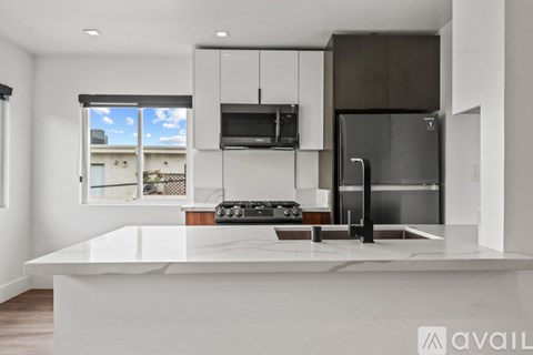 701 N Hill Pl 2 Beds Apartment for Rent
