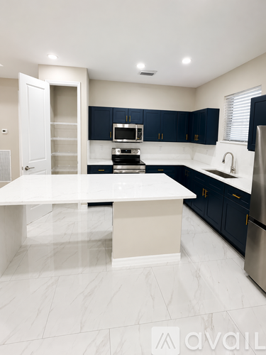 4104 East 17th Street 3 Beds Single Family Home for Rent - Photo gallery 2