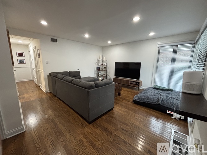 8401 S Kolmar Ave 3 Beds Single Family Home for Rent - Photo gallery 4