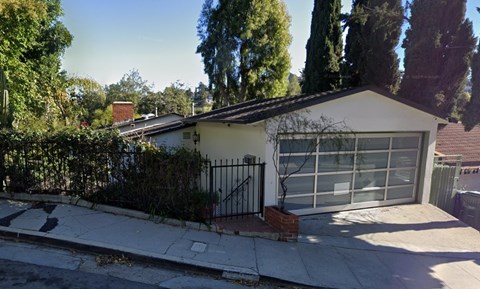 Lower 2 Beds Apartment for Rent