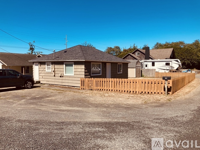 907 Northeast Grant Street 2 Beds Single Family Home for Rent - Photo gallery 2