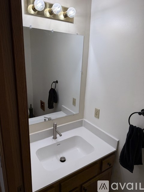 A bathroom with a sink and mirror.