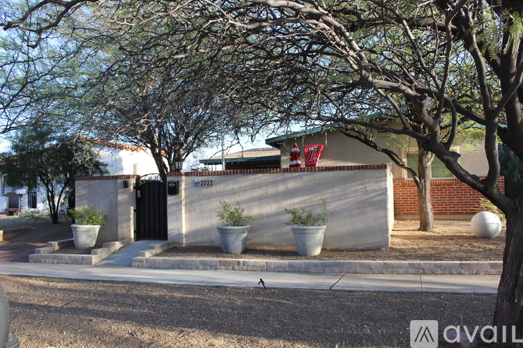 2022 East 9th Street 3 Beds Single Family Home for Rent - Photo gallery 1