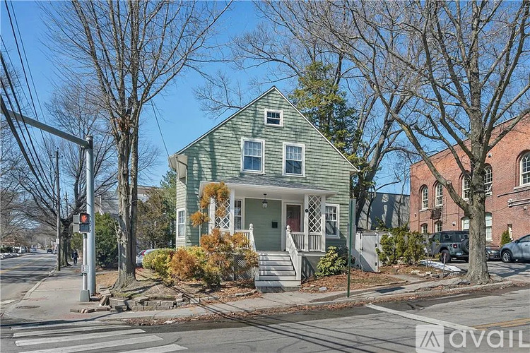 98 Butler Ave 4 Beds Single Family Home for Rent - Photo gallery 1