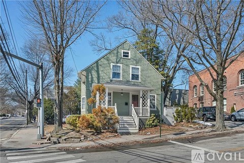 98 Butler Ave 4 Beds Apartment for Rent