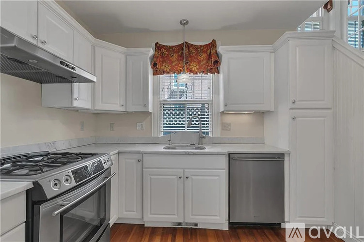 98 Butler Ave 4 Beds Single Family Home for Rent - Photo gallery 4
