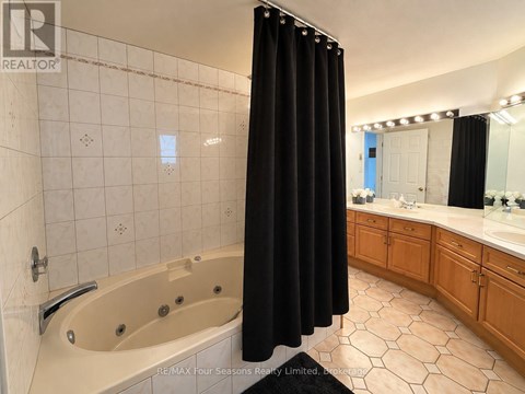 172 CARMICHAEL CRESCENT 5 Beds Apartment for Rent