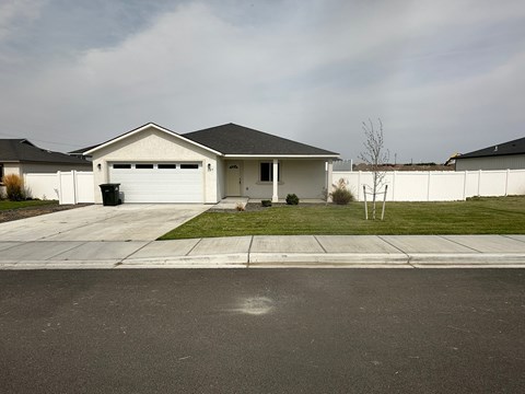 107 Luli St. 3 Beds Apartment for Rent