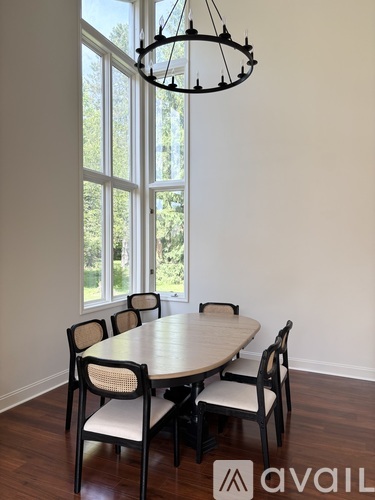 A dining room with a round table and chairs.