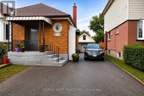 A house with the number 875 on it.