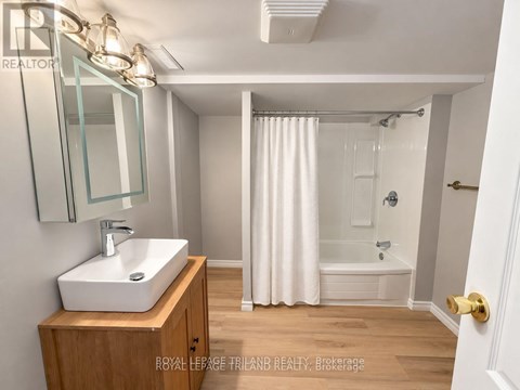 136 ADELAIDE STREET N 3 Beds Apartment for Rent