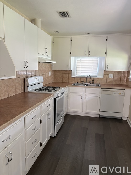 719 NE 4th St 2 Beds Single Family Home for Rent - Photo gallery 3