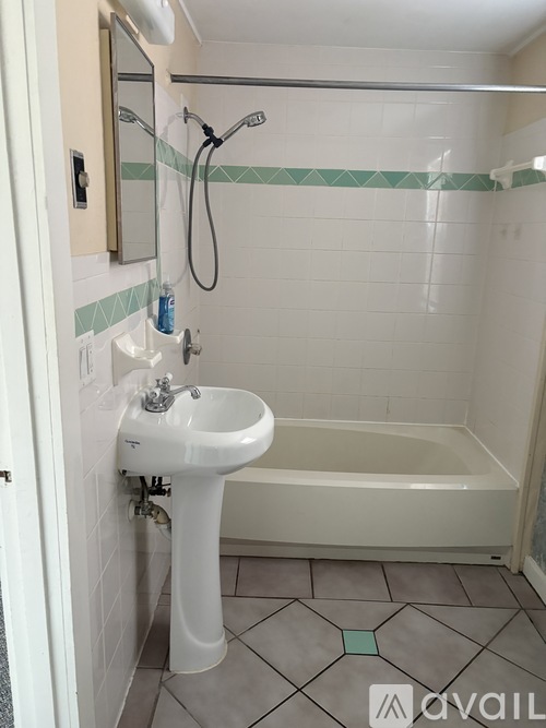 719 NE 4th St 2 Beds Single Family Home for Rent - Photo gallery 4