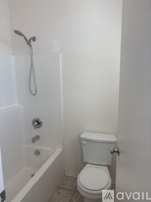 277 Bloomington Avenue 4 Beds Condo for Rent - Photo gallery 4