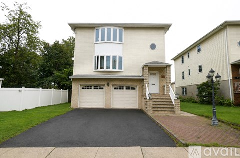 839 Walnut St. 3 Beds Apartment for Rent